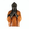Estatua buda rezando con túnica naranja