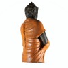 Estatua buda rezando con túnica naranja
