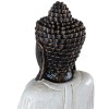Buda meditando vestido de blanco